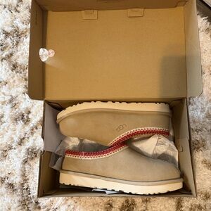 UGG Tasmans, Tasman 2, Sand / Dark cherry